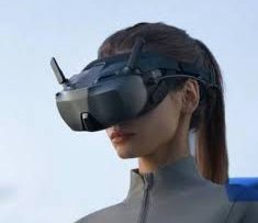FPV Bril DJI Vrouw met een VR-headset, draagt een grijze outfit en kijkt vooruit.